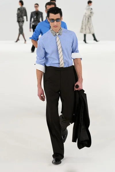 Look 16